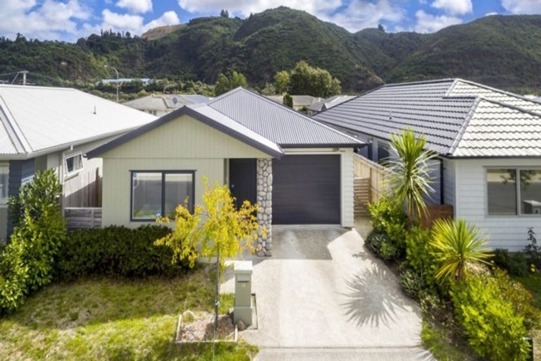Photo of property in 10 Reubens Farm Lane, Taita, Lower Hutt, 5011
