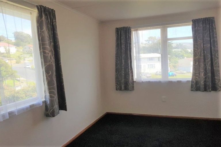 Photo of property in 35 Cornwall Crescent, Cannons Creek, Porirua, 5024