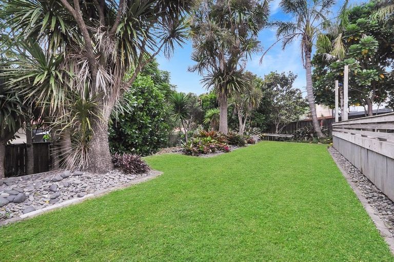 Photo of property in 19 Rehia Road, Massey, Auckland, 0614