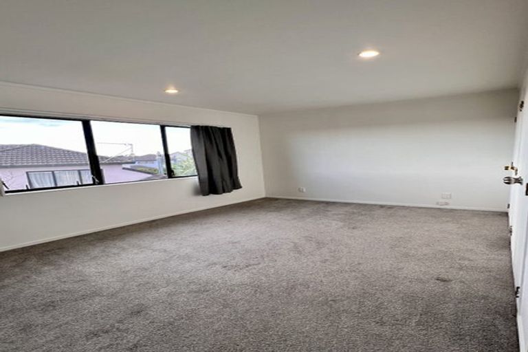 Photo of property in 8a Eske Place, Highland Park, Auckland, 2010