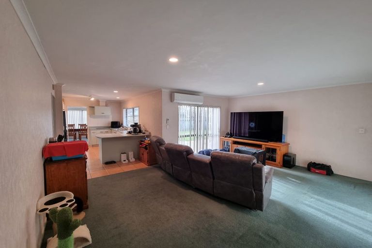 Photo of property in 91 Moyrus Crescent, East Tamaki Heights, Auckland, 2016