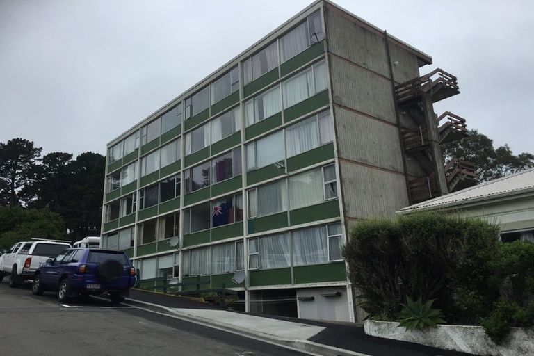 Photo of property in Beresford Apartments, 4/118 Russell Terrace, Berhampore, Wellington, 6023