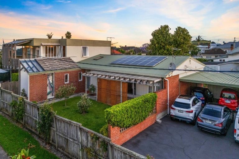 Photo of property in 76a Lake Road, Narrow Neck, Auckland, 0624