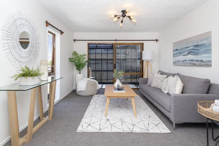 Photo of property in 1/10 Benygloe Place, Highland Park, Auckland, 2010