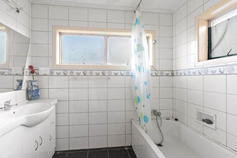 Photo of property in 5 Margan Avenue, New Lynn, Auckland, 0600