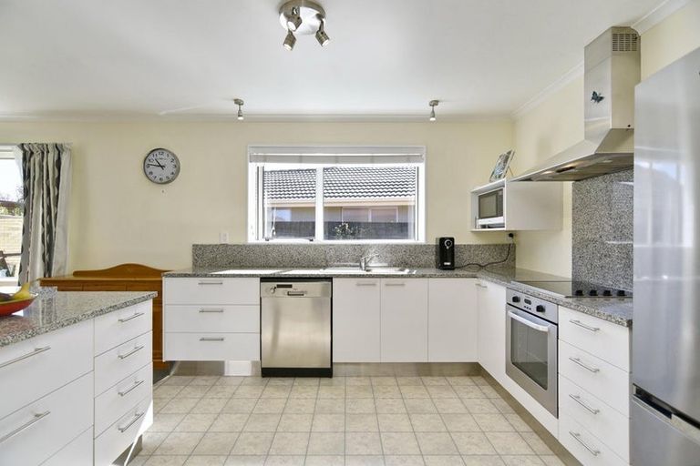 Photo of property in 15 Willowview Drive, Redwood, Christchurch, 8051