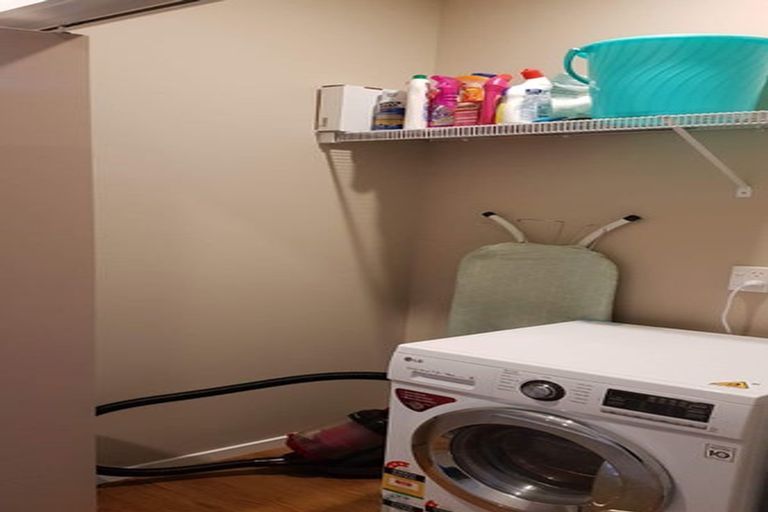 Photo of property in 6b Sunhaven Drive, Newlands, Wellington, 6037