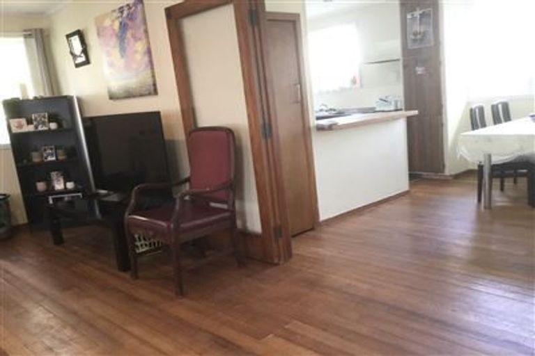 Photo of property in 35 Amberley Avenue, Te Atatu South, Auckland, 0610