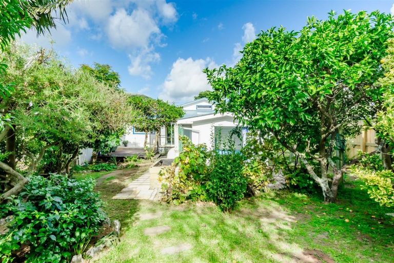 Photo of property in 15 Te Miti Street, Paekakariki, 5034