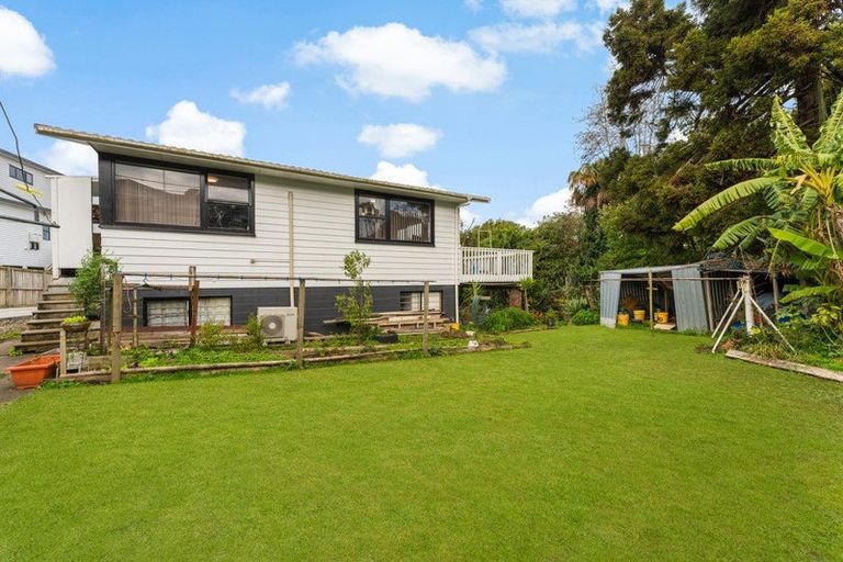 Photo of property in 4 Palmer Avenue, Glen Eden, Auckland, 0602