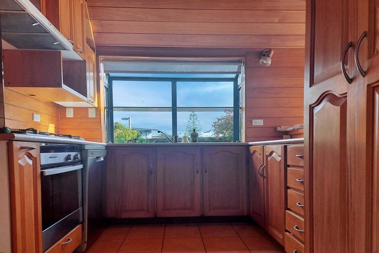 Photo of property in 7 Sunrise Lane, Te Atatu South, Auckland, 0610