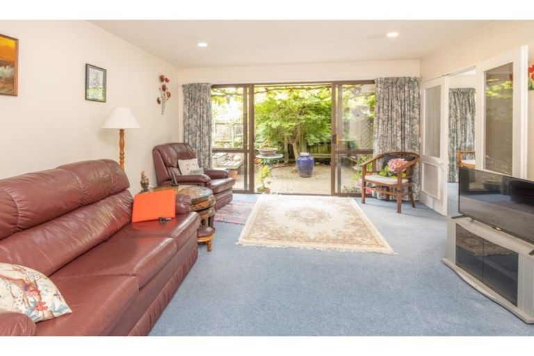 Photo of property in 2/215 Memorial Avenue, Burnside, Christchurch, 8053
