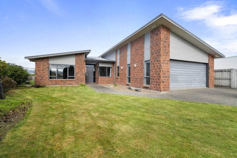 Photo of property in 47 Tennyson Avenue, Kelvin Grove, Palmerston North, 4414