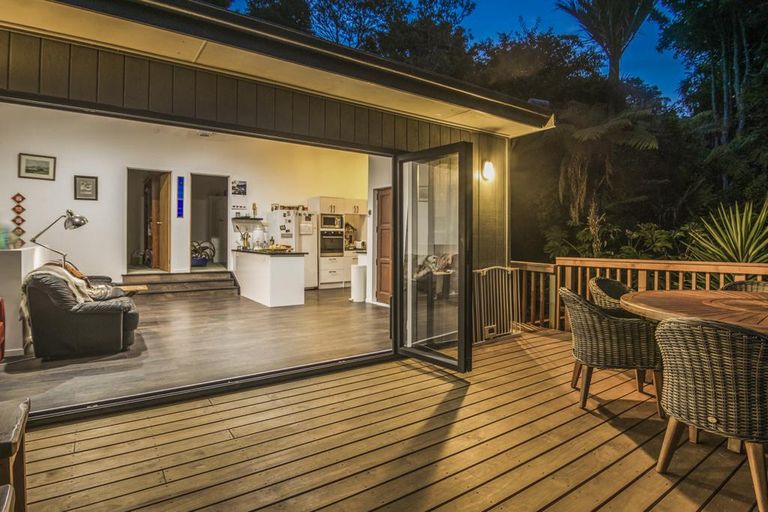 Photo of property in 59 Laingholm Drive, Laingholm, Auckland, 0604