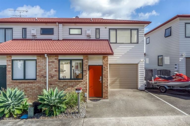 Photo of property in 20/22 Northcross Drive, Oteha, Auckland, 0632