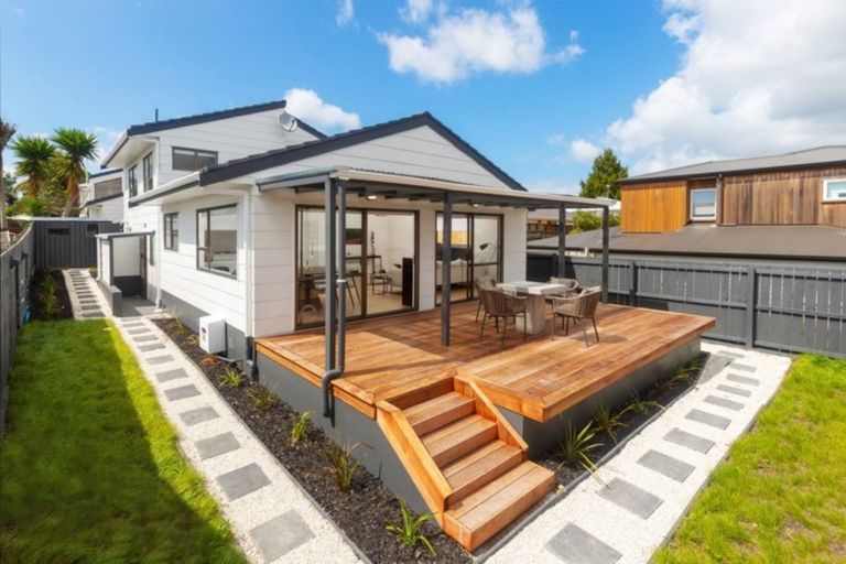 Photo of property in 2/17 Oliver Street, Point Chevalier, Auckland, 1022
