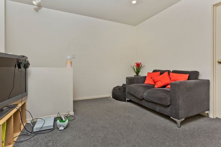 Photo of property in 4/31 Fields Parade, Oteha, Auckland, 0632