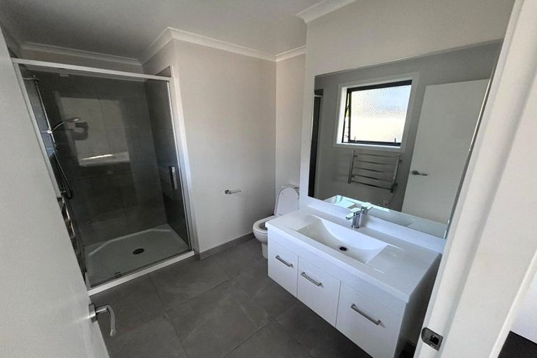 Photo of property in 5 Rewarewa Way, Timberlea, Upper Hutt, 5018