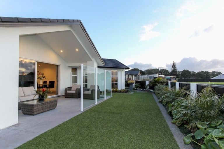 Photo of property in 1 Oakmont Crescent, Waiwhakaiho, New Plymouth, 4312