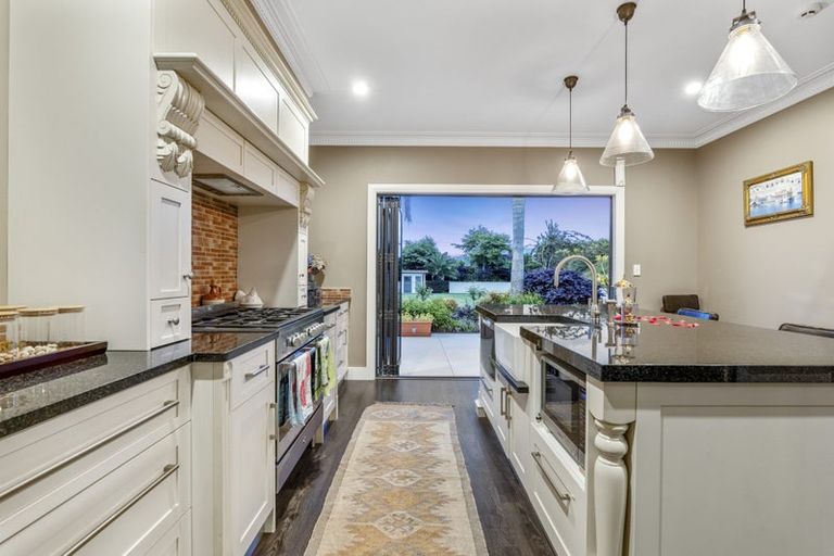 Photo of property in 12 Veale Road, Frankleigh Park, New Plymouth, 4310