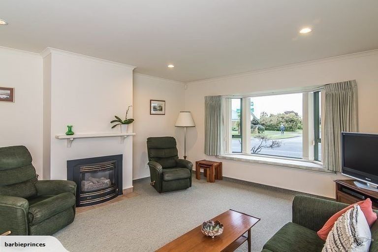 Photo of property in 135 Guildford Drive, Paraparaumu Beach, Paraparaumu, 5032
