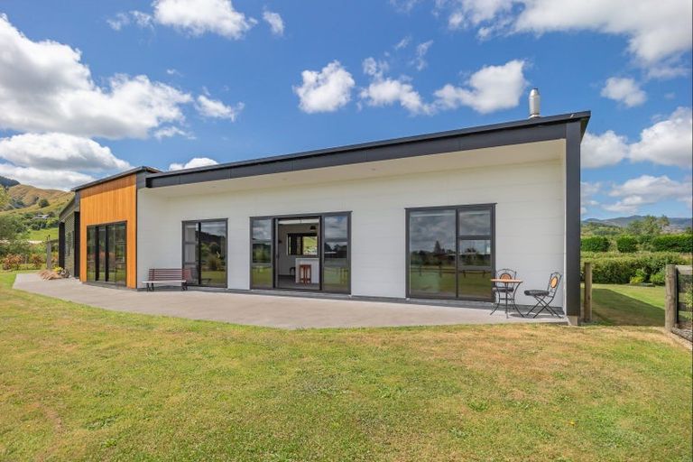 Photo of property in 152 Gladstone Road, Levin, 5571