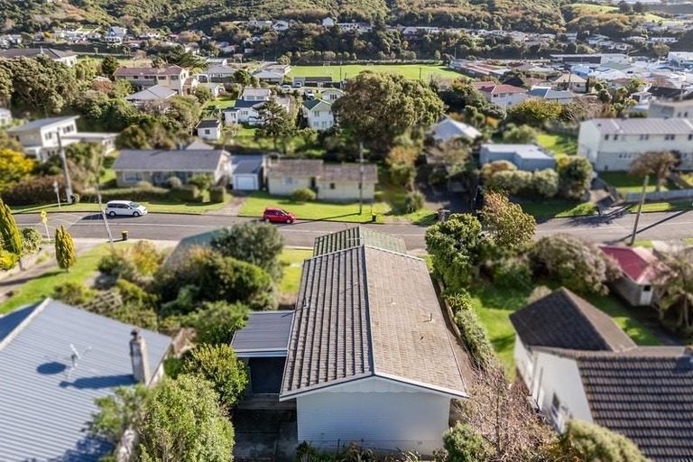 Photo of property in 2/24 Bell Street, Tawa, Wellington, 5028