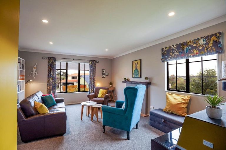 Photo of property in 16 La Lena Grove, Fitzherbert, Palmerston North, 4410