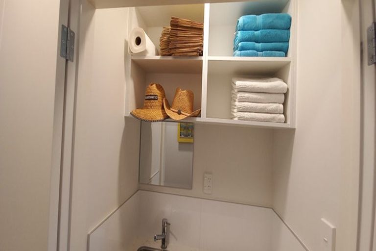 Photo of property in 2 Meenas Place, Cable Bay, 0420