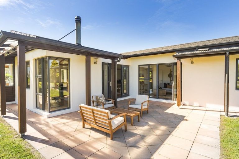 Photo of property in 32 Schnell Drive, Kelvin Grove, Palmerston North, 4414