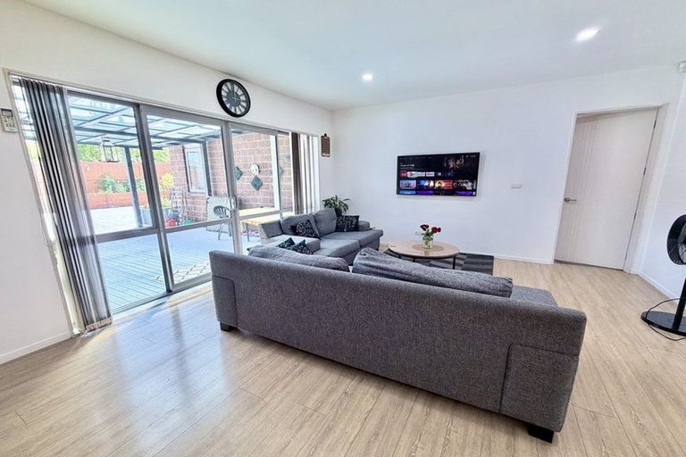 Photo of property in 547 Great South Road, Rosehill, Papakura, 2113