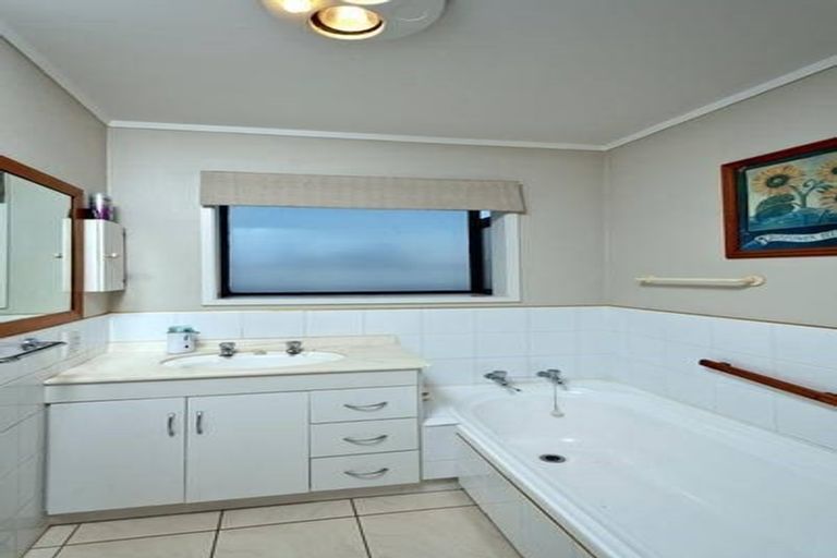 Photo of property in 19 Topliss Drive, Northcross, Auckland, 0632