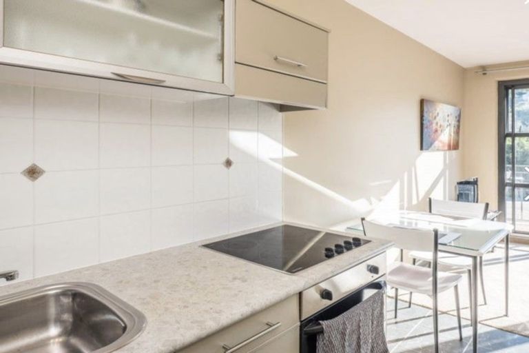 Photo of property in Atrium Towers, 6n/154 The Terrace, Wellington Central, Wellington, 6011