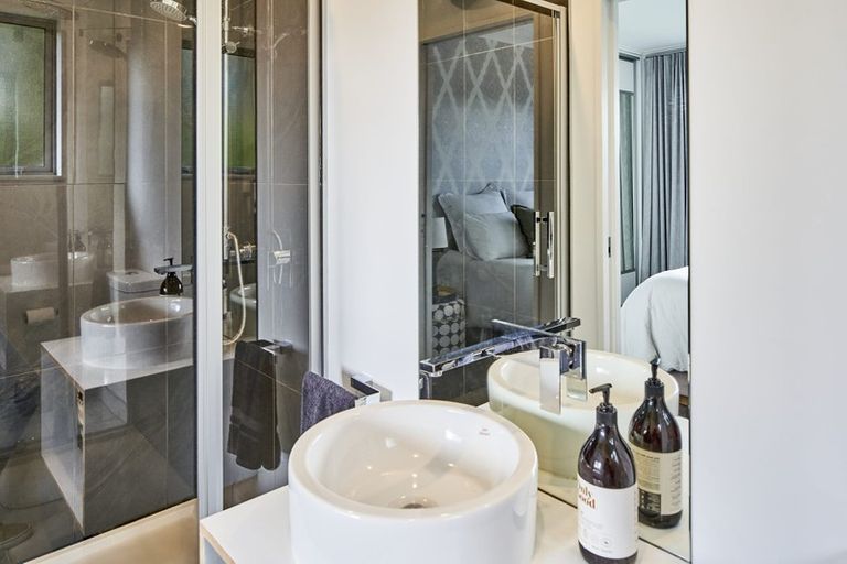 Photo of property in 18 Bloomsbury Grove, Newlands, Wellington, 6037