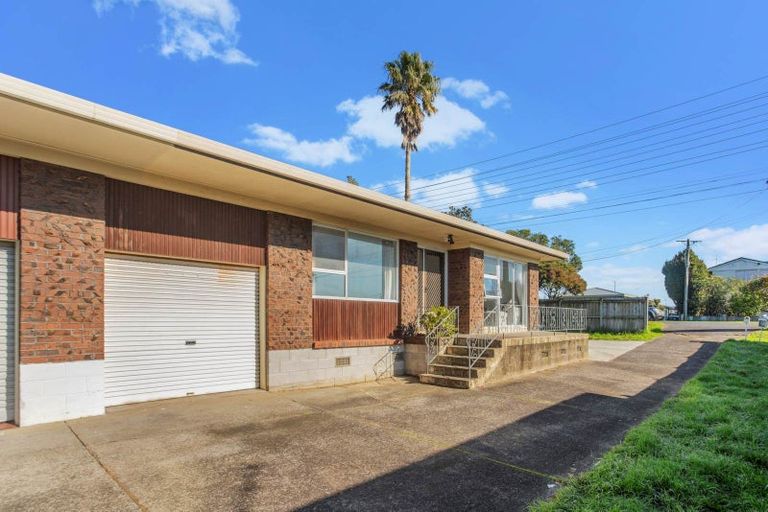 Photo of property in 1/69 Hepburn Road, Glendene, Auckland, 0602