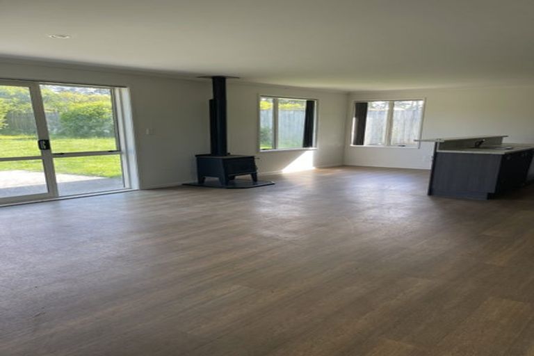 Photo of property in 43 Tawa Road, Kumeu, 0891