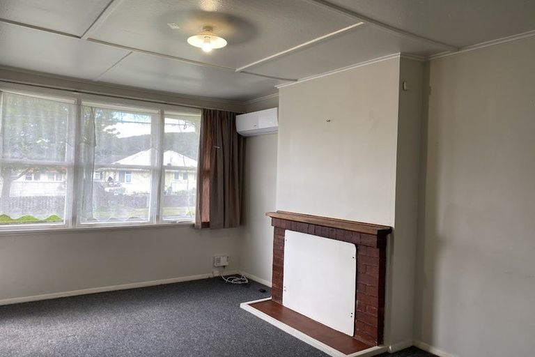 Photo of property in 90-92 Strand Crescent, Naenae, Lower Hutt, 5011
