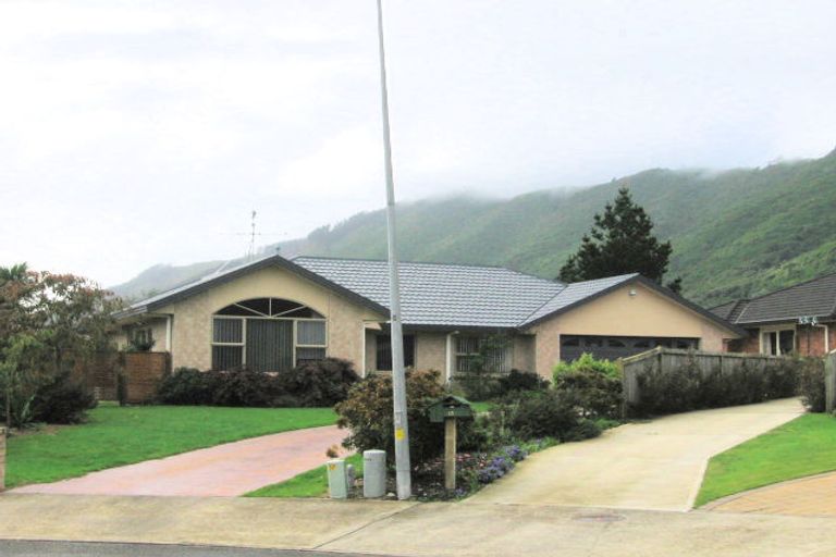 Photo of property in 10 Balmerino Grove, Waikanae, 5036