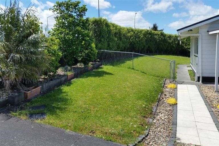 Photo of property in 41 Hobsonville Road, West Harbour, Auckland, 0618