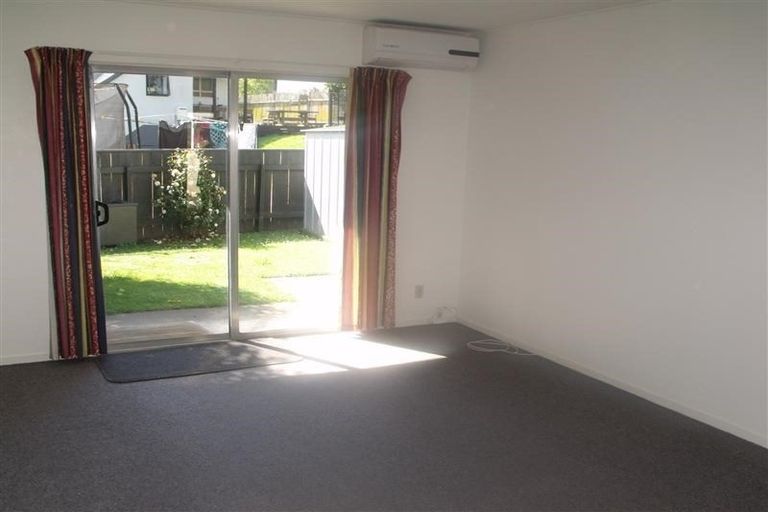 Photo of property in 2/7 Phillips Place, Havelock North, 4130
