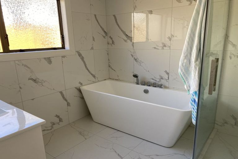 Photo of property in 1 Elsted Place, Goodwood Heights, Auckland, 2105