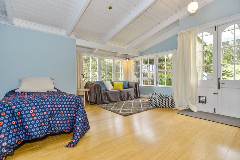 Photo of property in 5 Staley Road, Parau, Auckland, 0604