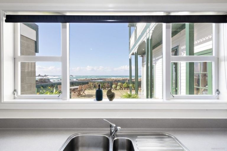 Photo of property in 346 The Esplanade, Island Bay, Wellington, 6023