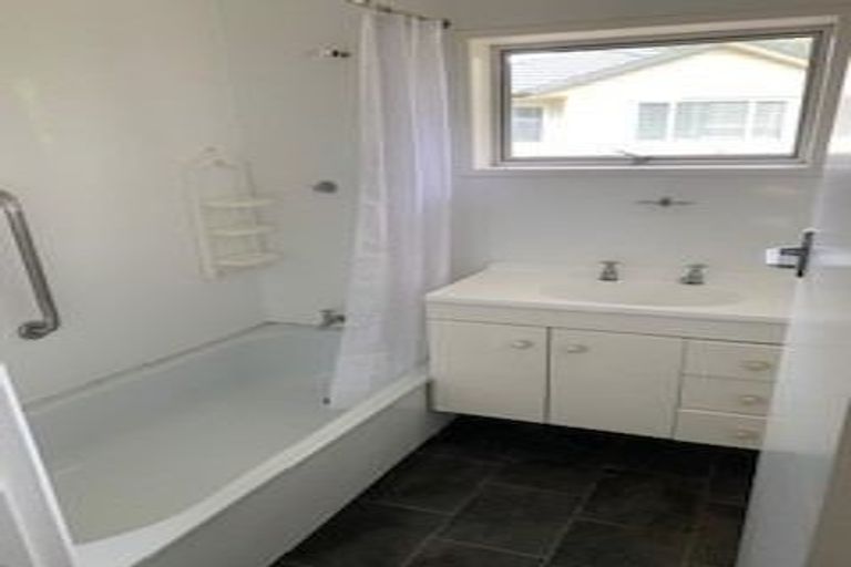 Photo of property in 1/19 Bentley Avenue, Glenfield, Auckland, 0629