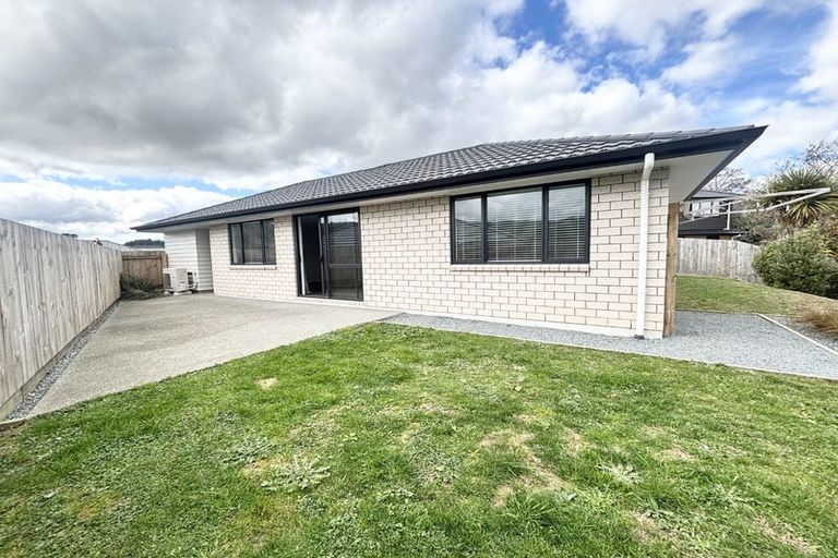 Photo of property in 5 Rewarewa Way, Timberlea, Upper Hutt, 5018