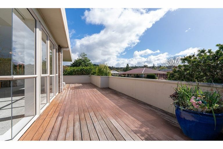 Photo of property in 29 Taupiko Place, Green Bay, Auckland, 0604