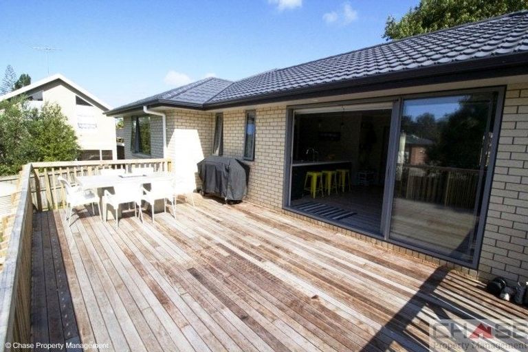 Photo of property in 16a Holiday Road, Stanmore Bay, Whangaparaoa, 0932