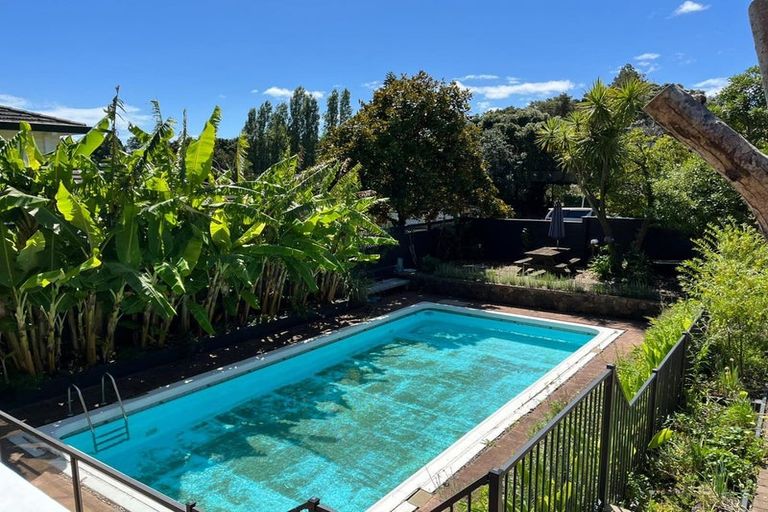Photo of property in 27 Walpole Avenue, Hillpark, Auckland, 2102