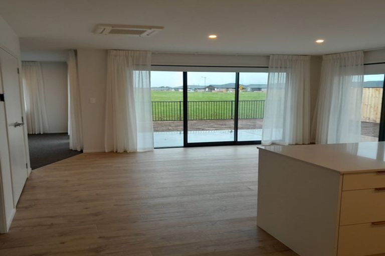 Photo of property in 112 Kaurinui Crescent, One Tree Point, 0118