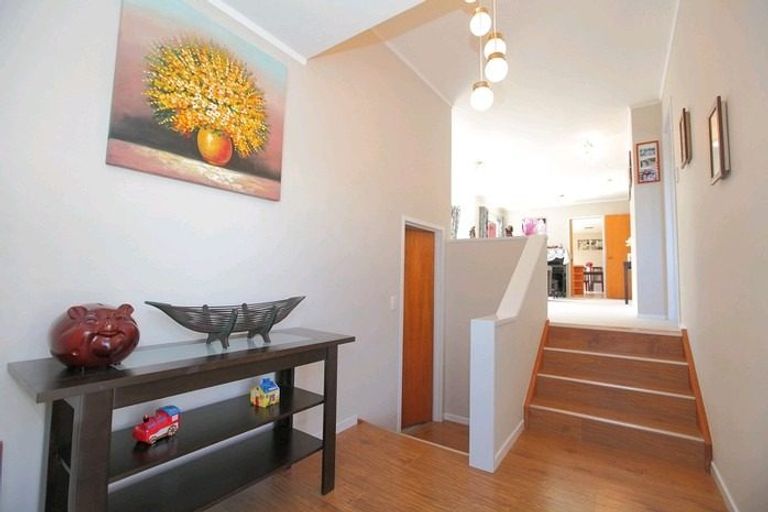 Photo of property in 18 Pinewood Grove, Botany Downs, Auckland, 2010